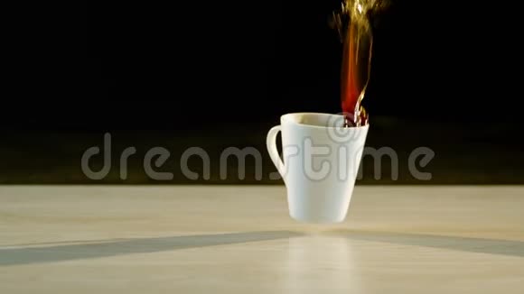 咖啡洒在地板上视频的预览图
