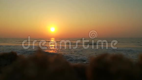 地中海上美丽的日落美丽的地平线日落在印度尼西亚与船和游泳者晚霞红云天视频的预览图
