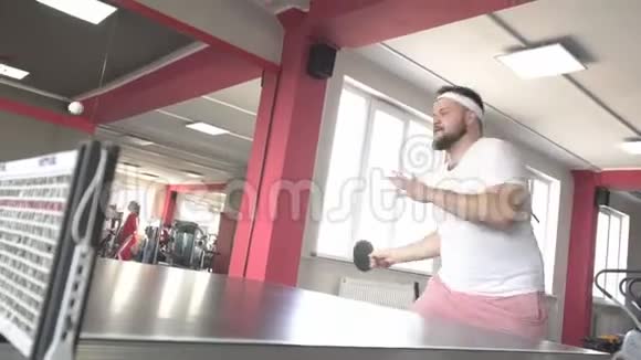 长着大胡子的白种人打乒乓球为减肥做跳跃运动视频的预览图
