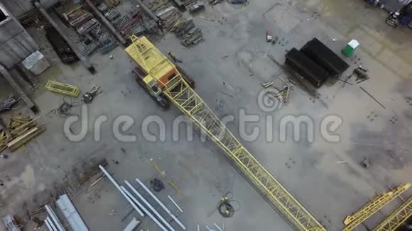一架建筑起重机躺在地上的鸟瞰图视频的预览图