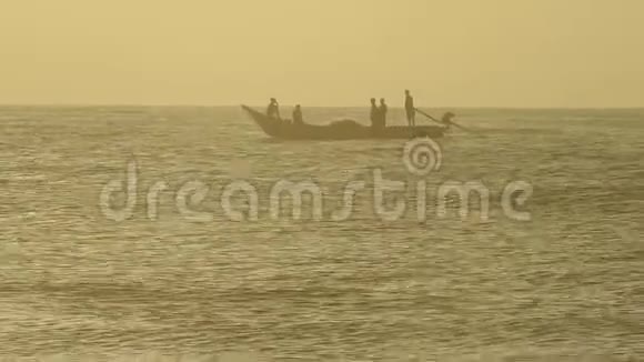 渔民乘传统渔船在桑给巴尔出海很漂亮帆桑给巴尔当地居民前往视频的预览图