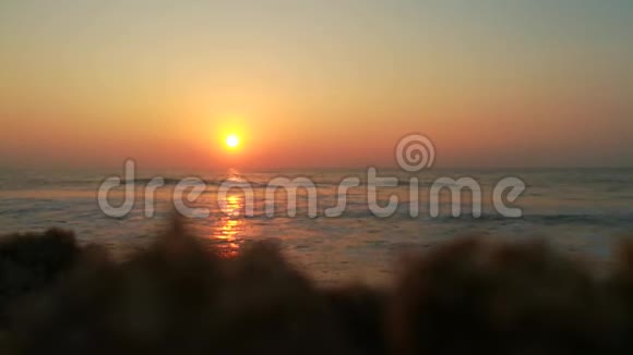 地中海日落橙色多云的天空戏剧性的金色沙滩日落天空和热带海洋背景黄色的太阳视频的预览图