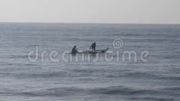 渔民乘传统渔船在桑给巴尔出海很漂亮帆桑给巴尔当地居民的剪影视频的预览图