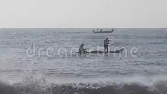 渔民乘传统渔船在桑给巴尔出海很漂亮帆桑给巴尔当地居民前往视频的预览图