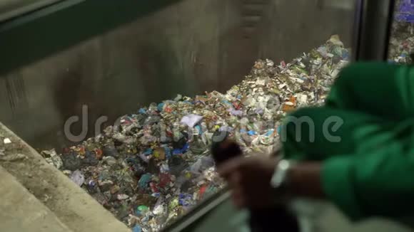 在废物回收厂操纵杆上伸出手视频的预览图