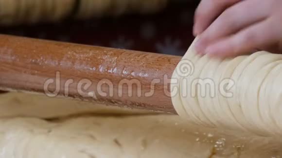 女人的手把面团包在木棍上捷克国家特德尼克甜佳肴准备在视频的预览图