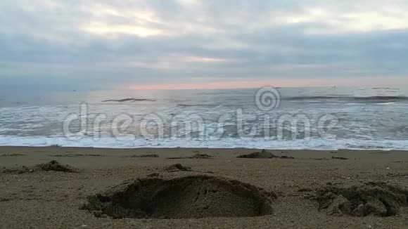 地中海日落橙色多云的天空戏剧性的金色沙滩日落天空和热带海洋背景黄色的太阳视频的预览图