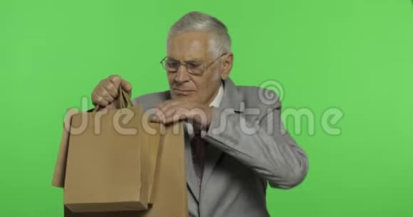 带购物袋的老商人购物后穿正式服装的老人视频的预览图