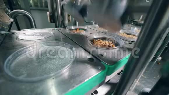 塑料盖子放在食品厂的装有面包的容器里视频的预览图