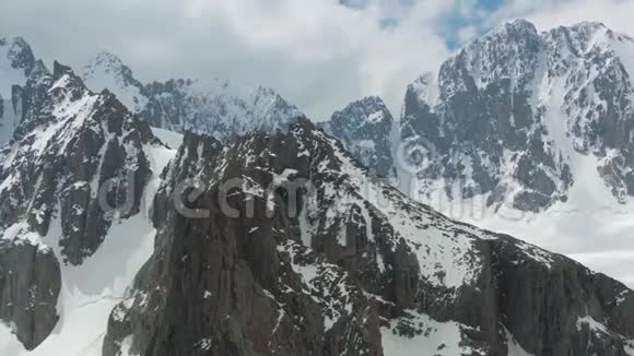 田山白雪皑皑的山脉空中观景台视频的预览图