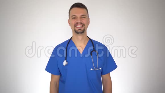微笑男医生竖起大拇指的画像视频的预览图