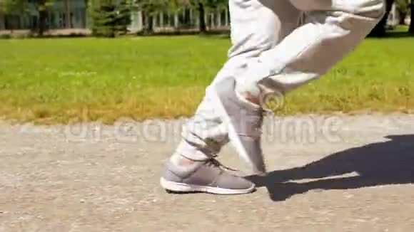沿着夏园路奔跑的老妇人脚视频的预览图
