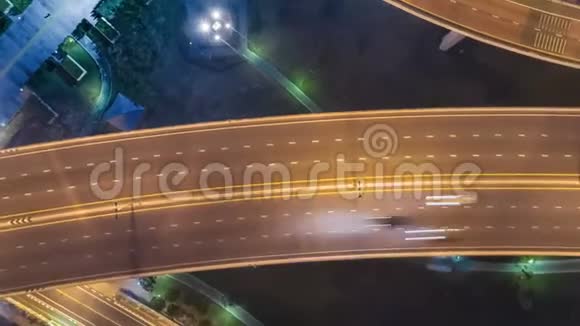 泰国曼谷4路站街交叉口环形交叉路口夜间城市交通时间4架UHD水平空中飞机视频的预览图