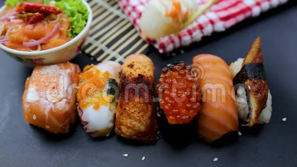 日本的食物成分各种寿司放在黑板上麻辣鲑鱼沙拉视频的预览图