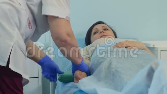护士给女病人留点滴休息视频的预览图