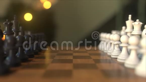 象棋比赛前两个棋子移动棋盘特写逼真的3D动画视频的预览图