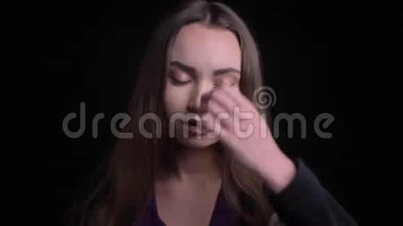 一位留着长发令人头痛的年轻白种人女性的特写镜头视频的预览图