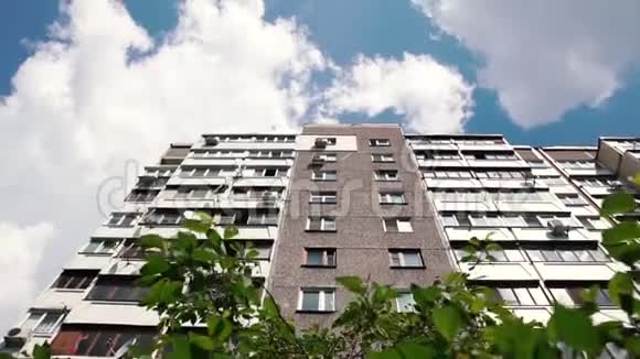 一栋由混凝土板块绿树构成的高层多层建筑的艺术俯视图视频的预览图