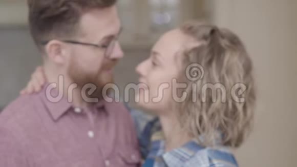 模糊可爱情侣亲密接吻的肖像快乐的年轻女子在镜头前手指上戴着戒指视频的预览图