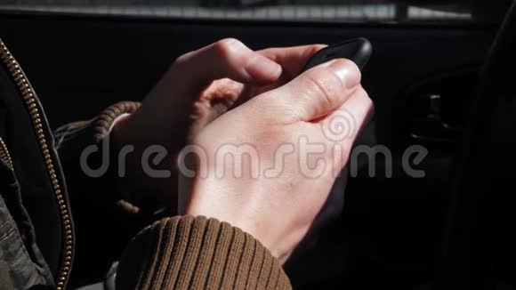穿着皮夹克使用智能手机的男人的手视频的预览图