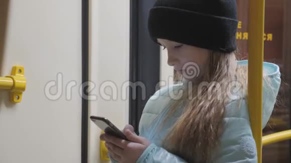 在地铁里从手机屏幕上读到的少女视频的预览图
