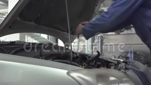 男青年汽车专家为修理或检查打开汽车引擎盖的部件视频的预览图