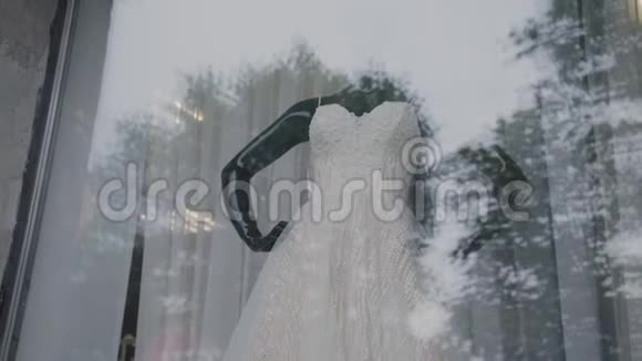 漂亮的婚纱在人体模型上视频的预览图