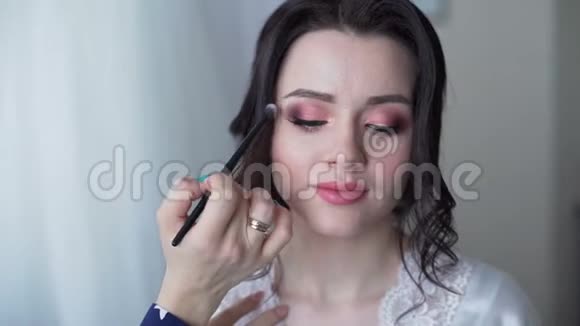 为美丽的新娘做婚礼化妆视频的预览图
