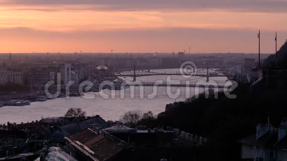 黎明时从观景台到布达佩斯的桥梁匈牙利视频的预览图