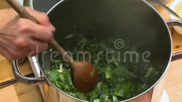 在大锅里做绿菜视频的预览图