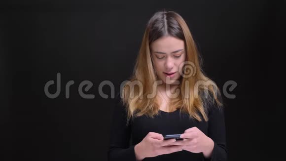 年轻的白种人迷人的女性在手机上浏览的特写照片对社交媒体上的帖子的嘲笑和回应视频的预览图