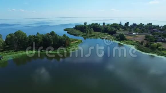 空中俯瞰天际线上的蓝色湖水以上乡村景观视频的预览图