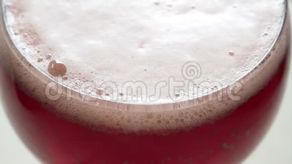 啤酒变成角玻璃带泡沫的玻璃杯里的冷啤酒新鲜和泡沫视频的预览图
