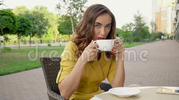 美丽优雅的女孩在咖啡休息喝咖啡视频的预览图