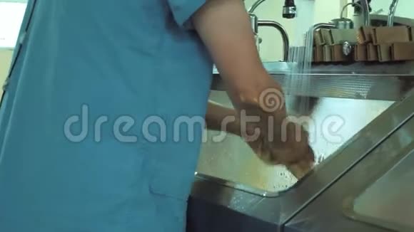 穿长袍的医生在脸盆里洗手视频的预览图