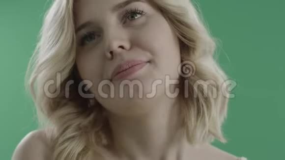 性感年轻女人在绿色屏幕上调情视频的预览图