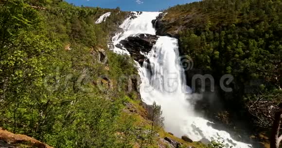 KinsarvikHordaland挪威Hardangervidda山高原的瀑布Nyastolfossen春天阳光明视频的预览图