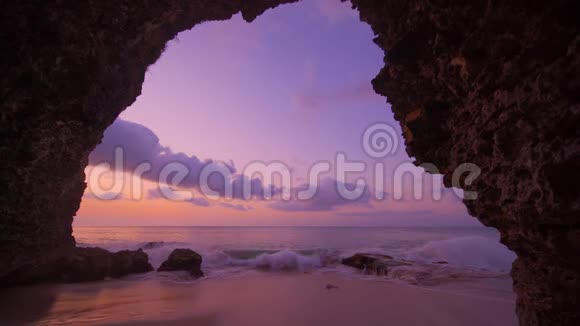 日落时从洞穴中看到一片沙滩视频的预览图