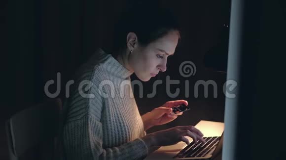 美丽的高加索女人使用笔记本电脑通过信用卡购买网上购物视频的预览图