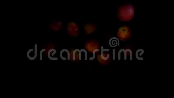 美味可口的桃子在黑色的背景上飞起来视频的预览图