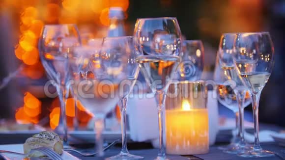 酒杯和其他菜肴摆在桌上精英餐厅在夜间视频的预览图