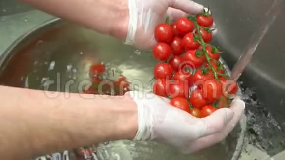 双手洗樱桃西红柿慢mo视频的预览图
