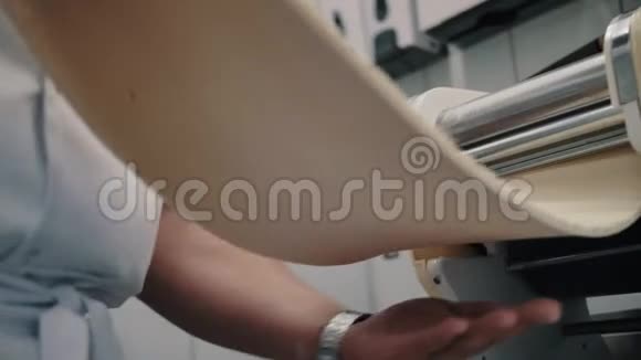 厨师把面团从机器里拿出来视频的预览图