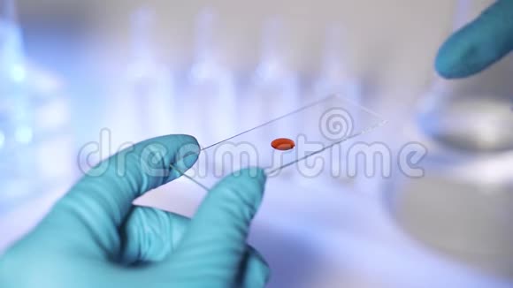 女化验员在实验室慢动作的移液管上的玻片上滴血视频的预览图