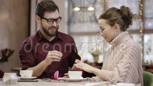 成年男子把结婚戒指戴在女朋友的手指上向她求婚视频的预览图