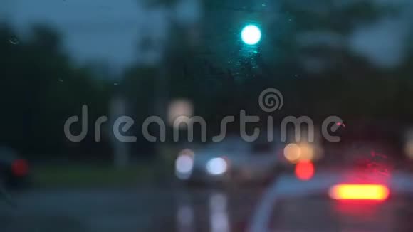 雨滴滴在车窗上晚上有暴风雪视频的预览图