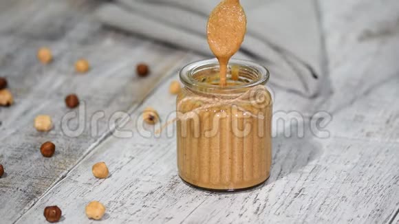木桌上玻璃罐子里的榛子黄油视频的预览图