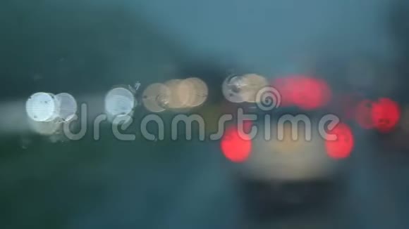 色彩斑斓的柏油路夜晚的街灯雨落在道路上的车辆上视频的预览图