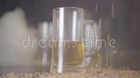 那杯啤酒站在桌上的吧台里烟云缭绕的特写花生洒在旁边视频的预览图