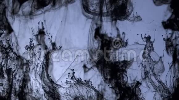 黑色墨水运动恐怖恐惧万圣节颜料漩涡视频的预览图